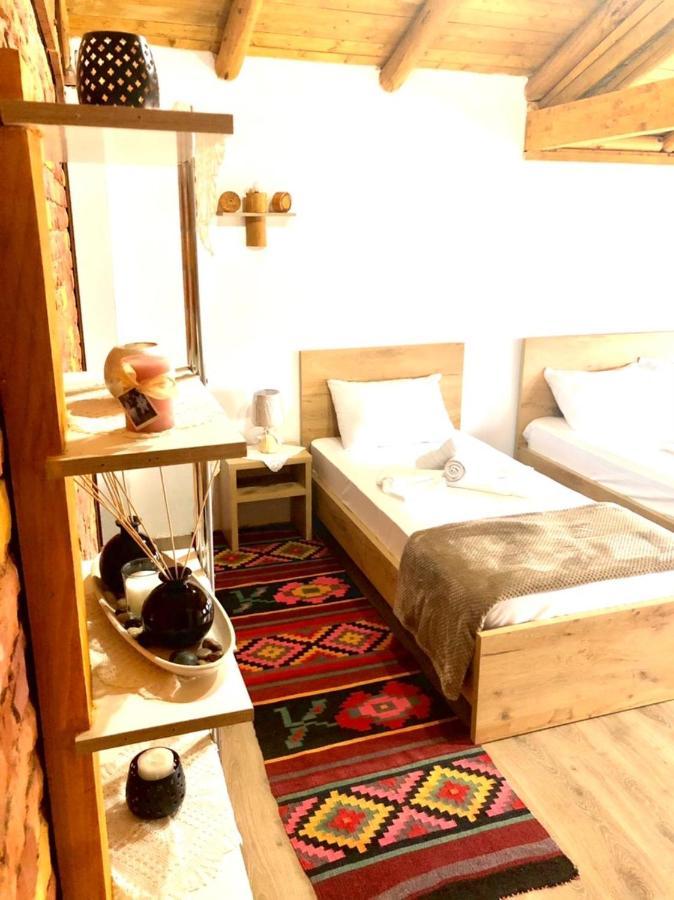 Villa Muzhaqi Nivice Buitenkant foto