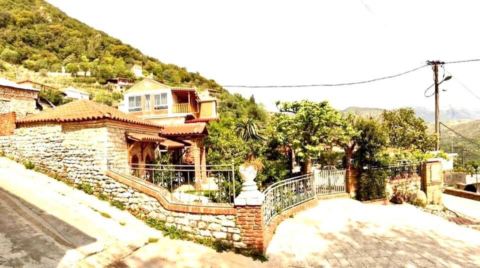 Villa Muzhaqi Nivice Buitenkant foto