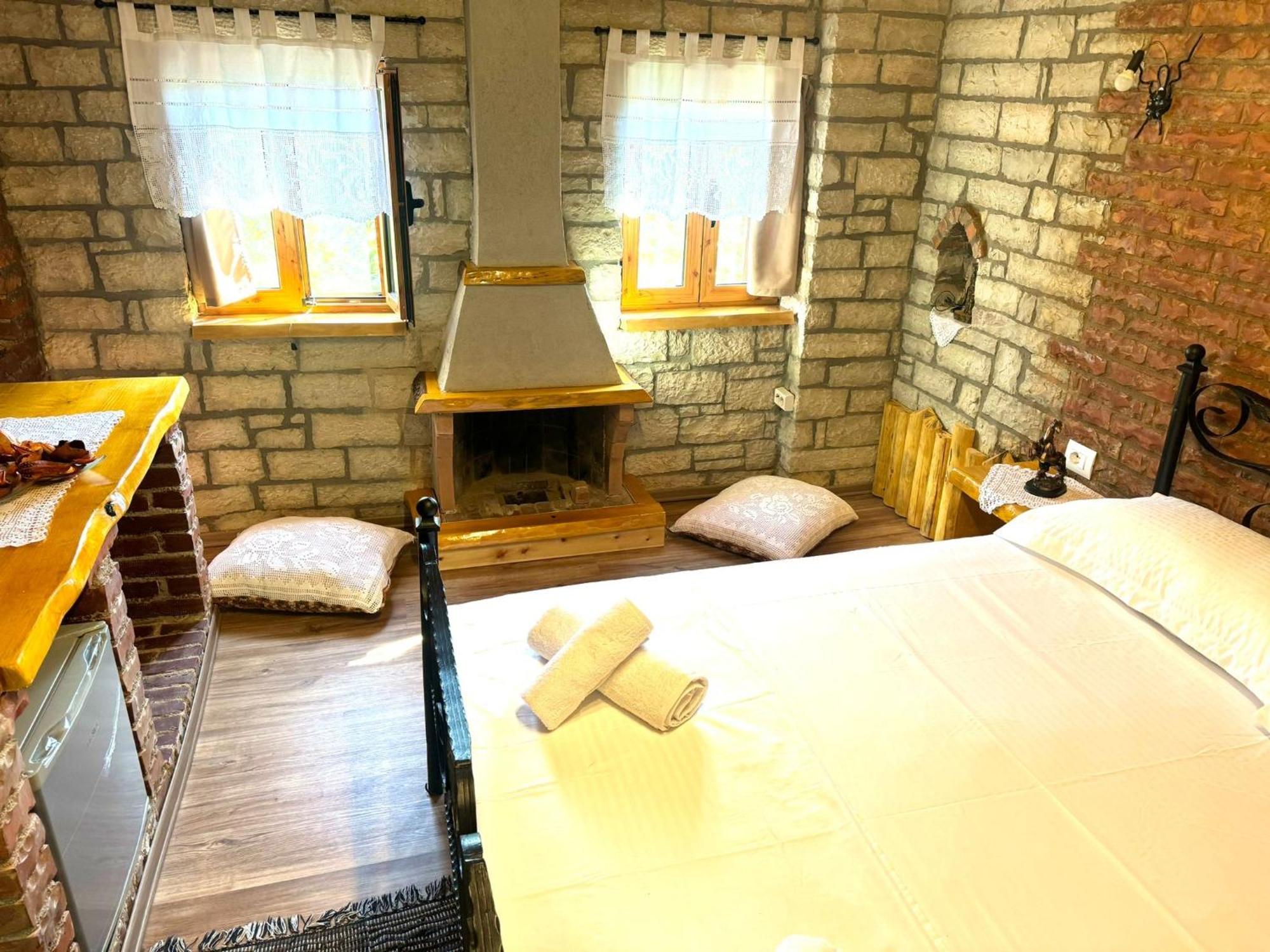 Villa Muzhaqi Nivice Buitenkant foto